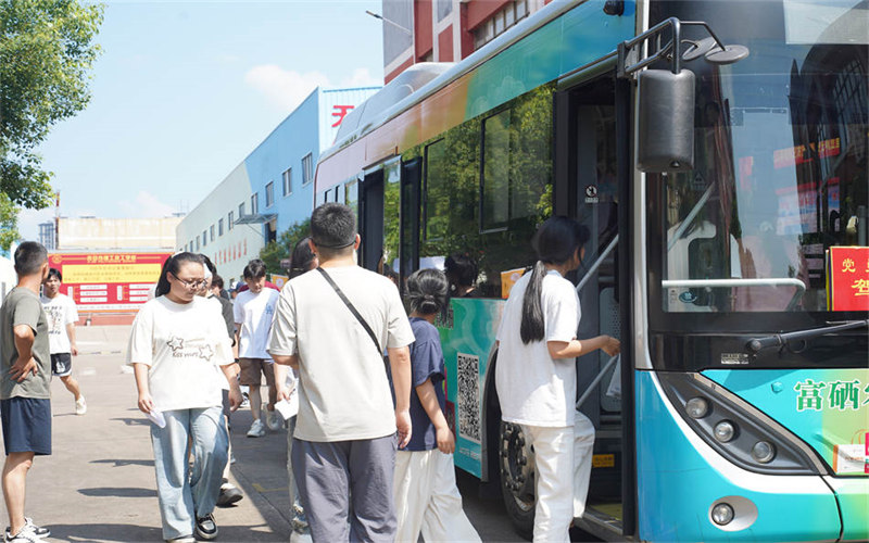 我校調(diào)派多輛大巴車護(hù)送考生提前“探路”高考